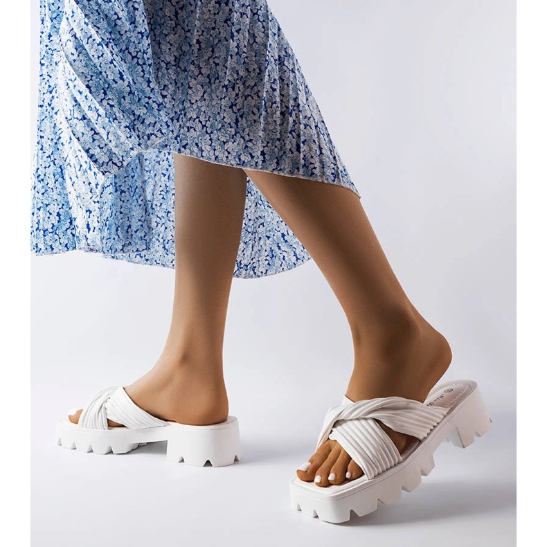 Claquettes Dubé blanches à semelles de tracteur beige 2