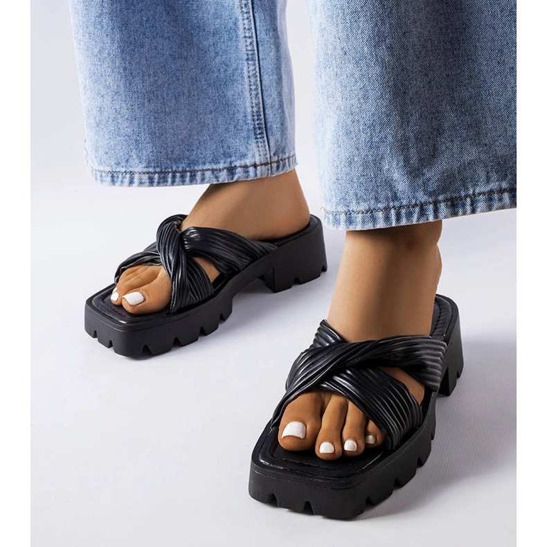 Claquettes Dubé noires à semelles de tracteur 1