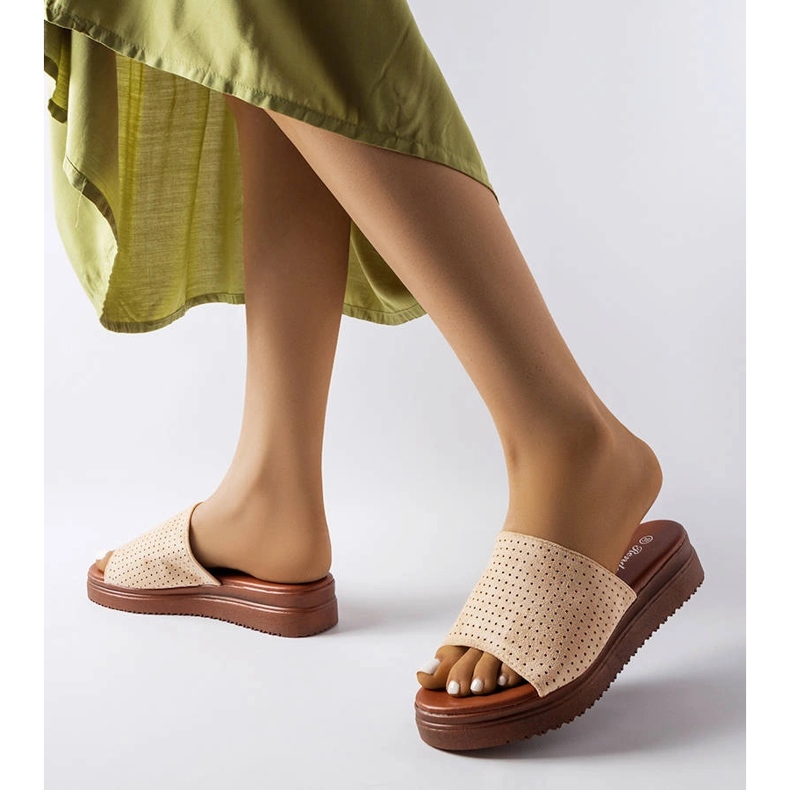 Claquettes beiges à tige ajourée d'Idabel 2