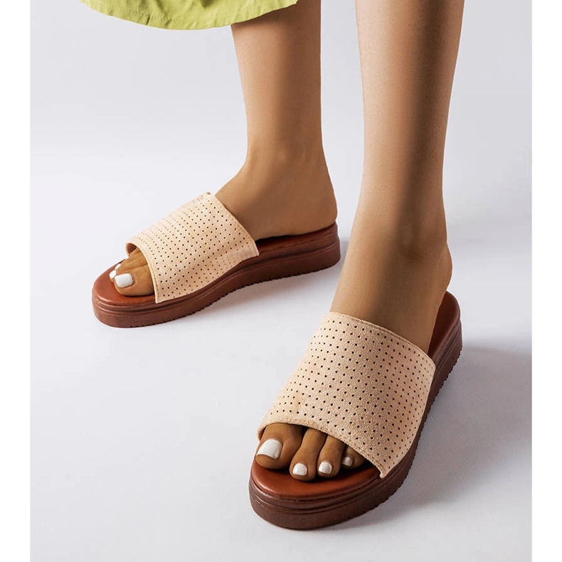 Claquettes beiges à tige ajourée d'Idabel 1