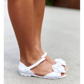 Ballerines blanches avec une fleur 2