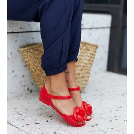 Ballerines rouges avec une fleur 2