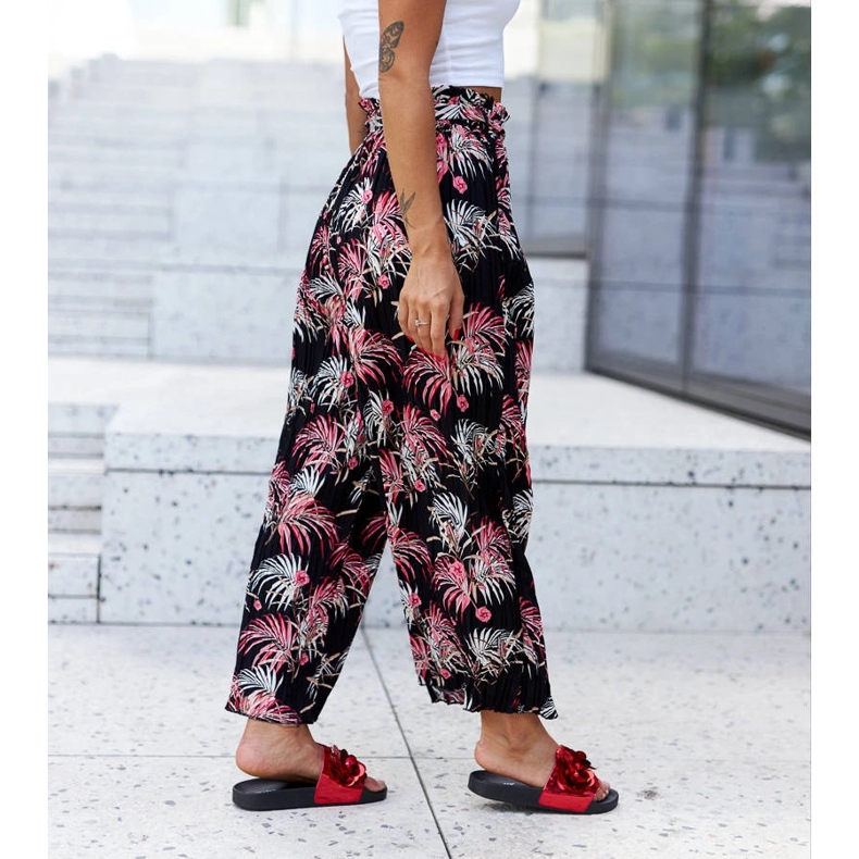 Claquettes rouges avec une tige décorative de Caggio 1