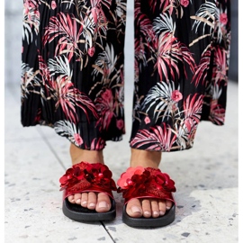 Claquettes rouges avec une tige décorative de Caggio 2