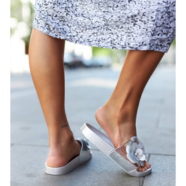 Claquettes argentées avec tige décorative de Caggio 1