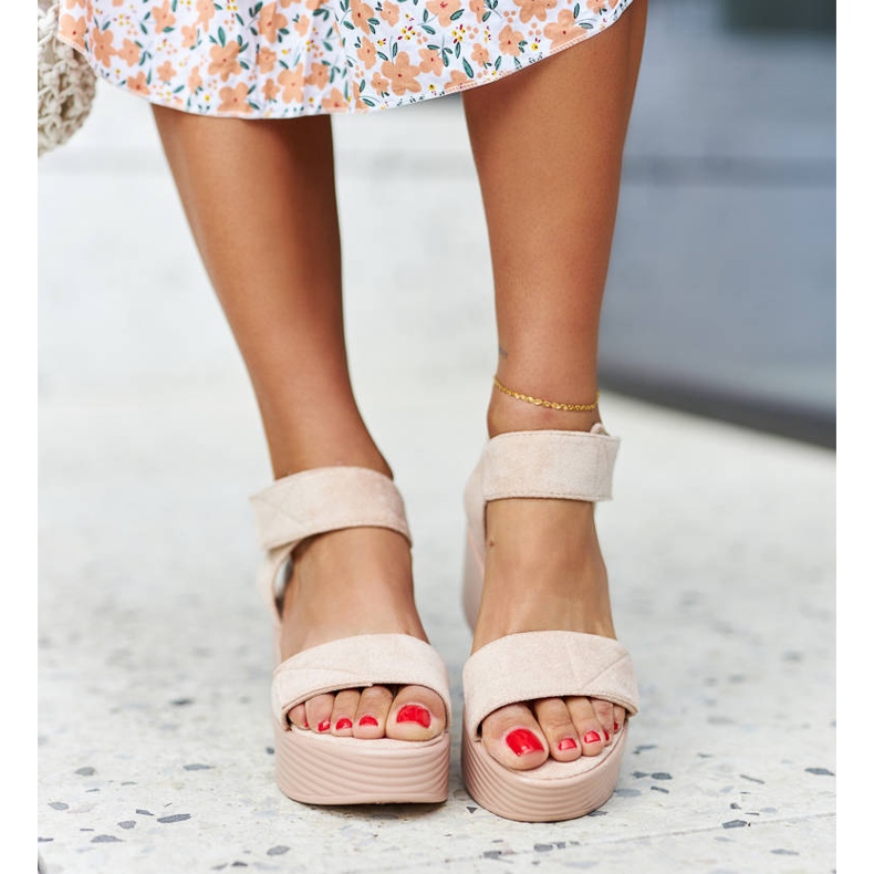 Sandales compensées beiges de Nerea 1