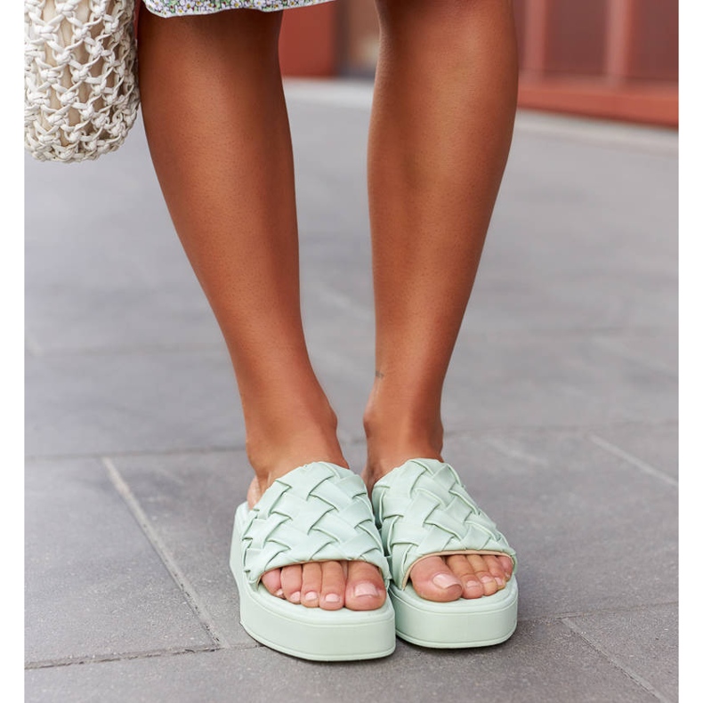 Chaussons verts sur la plateforme Esposito 1