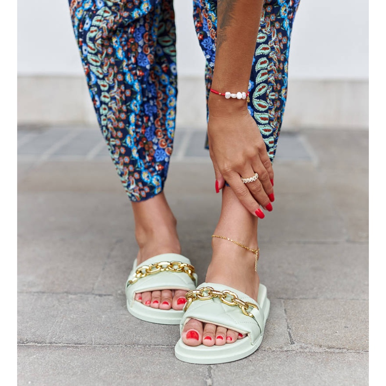 Claquettes vertes ornées d'une chaîne Borgo 1