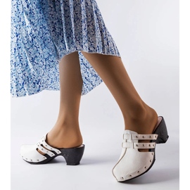 Sabots blancs Custer 2