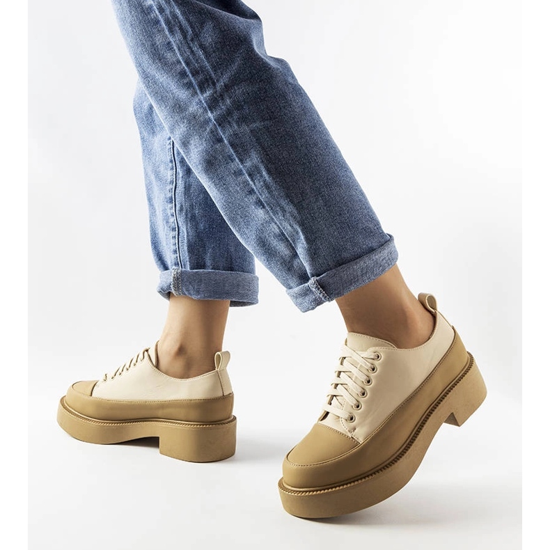 Chaussures plates beige foncé de Merico 1