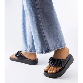 Tongs noires avec fronce le noir 2