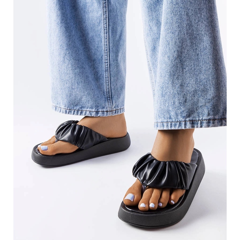 Tongs noires avec fronce le noir 1