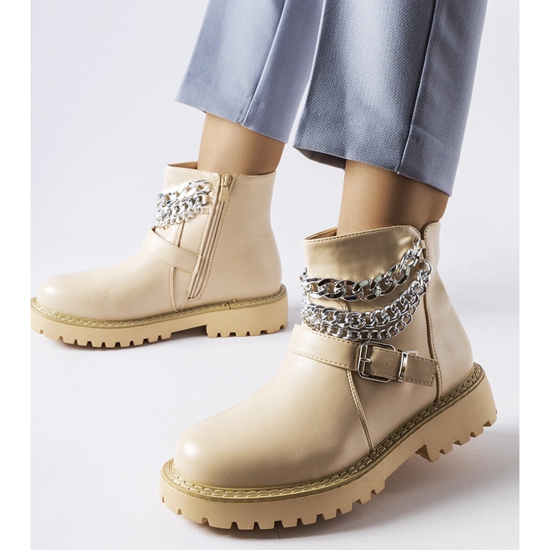 Bottines beiges avec chaînes décoratives de Mezzavia 1