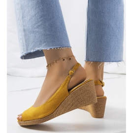 Espadrilles jaunes sur les compensées Alpat 1