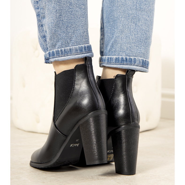 Bottes isolées noires sur le poteau de Castro le noir 1