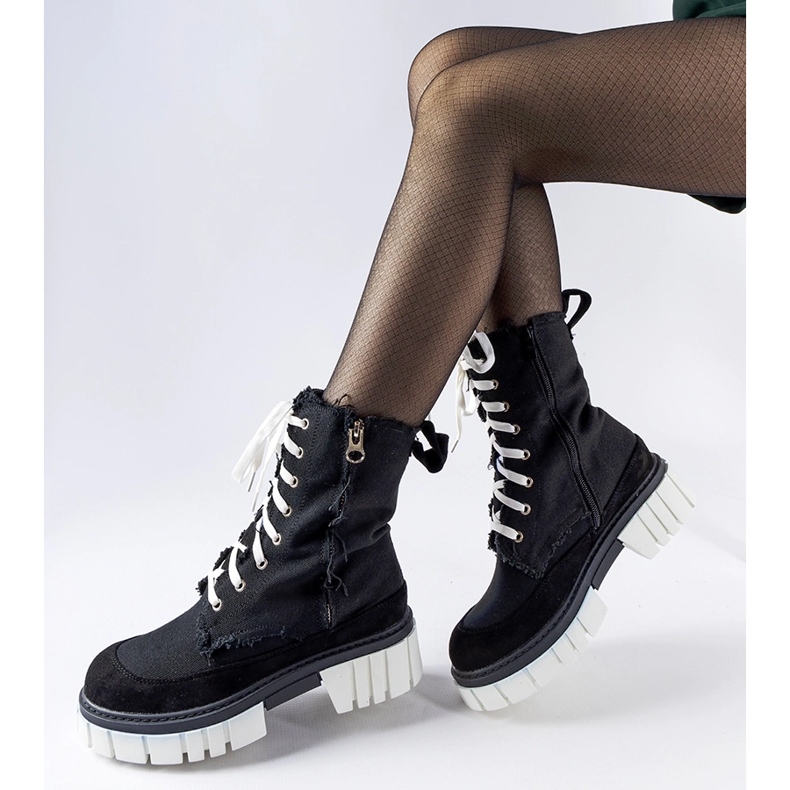 Bottes Crispiero isolées noires 1