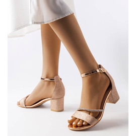 Sandales dorées brillantes sur le poteau Lidia 1