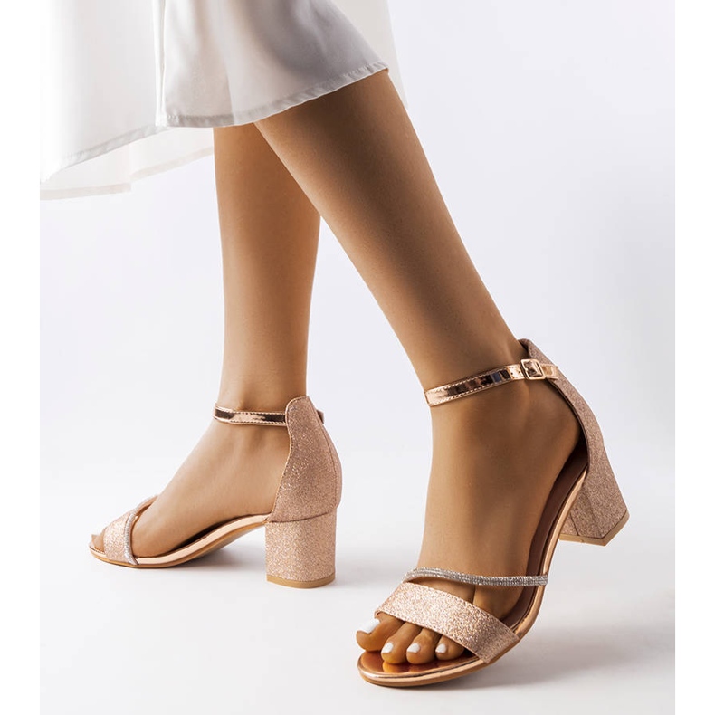 Sandales dorées brillantes sur le poteau Lidia d'or 1