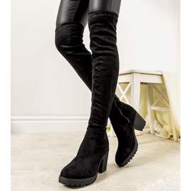 Bottes noires sur le poteau isolé Pakunsso le noir 1 Bottes noires sur le poteau isolé Pakunsso le noir 1