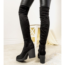 Bottes noires sur le poteau isolé Pakunsso le noir 2 Bottes noires sur le poteau isolé Pakunsso le noir 2