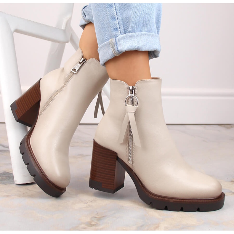 Bottines et plateforme femme isolées beiges Vinceza 58103 1 Bottines et plateforme femme isolées beiges Vinceza 58103 1