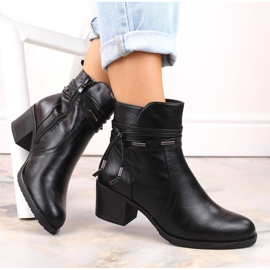 Bottines à talons hauts femme isolées Jezzi noires avec décoration 1