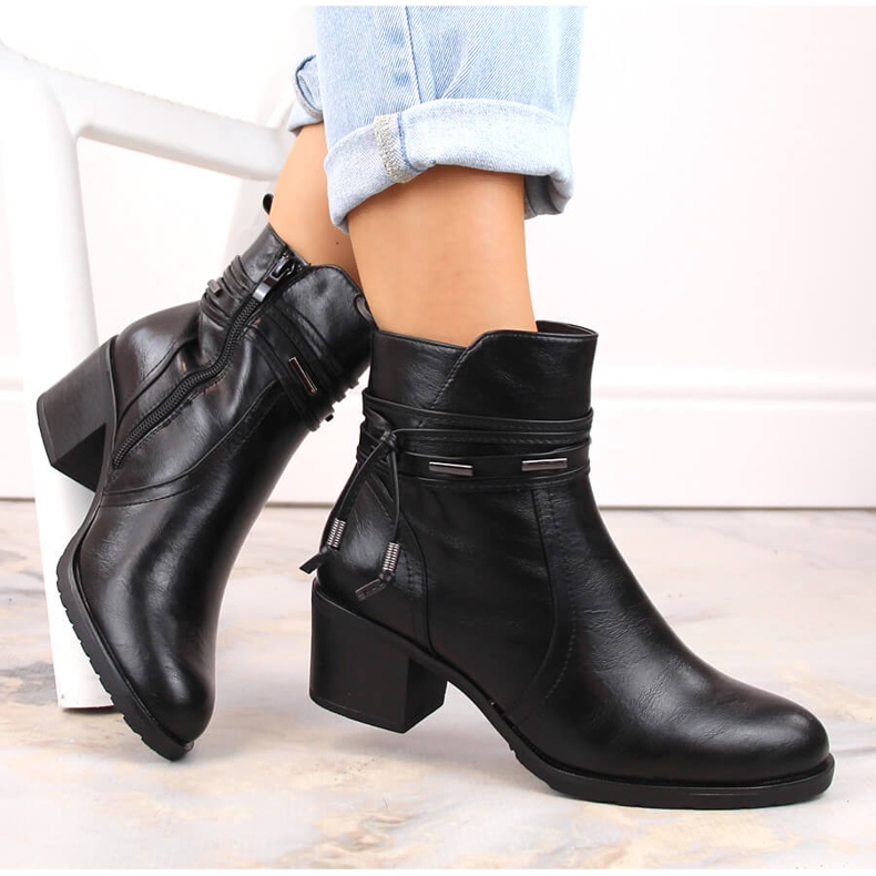 Bottines à talons hauts femme isolées Jezzi noires avec décoration le noir 1 Bottines à talons hauts femme isolées Jezzi noires avec décoration le noir 1