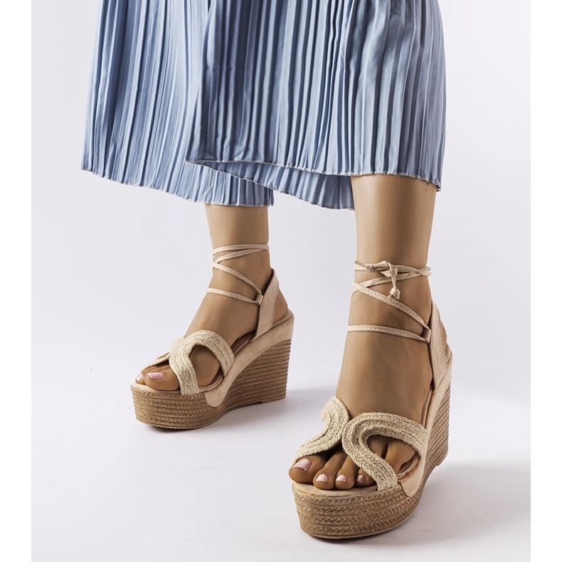 Espadrilles compensées beiges de Berta 1