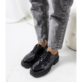 Chaussures noires sur une semelle de tracteur de Markus le noir 1