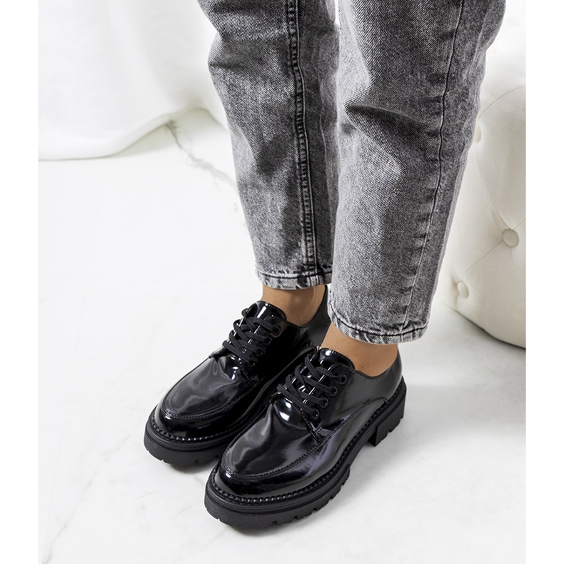 Chaussures noires sur une semelle de tracteur de Markus 1