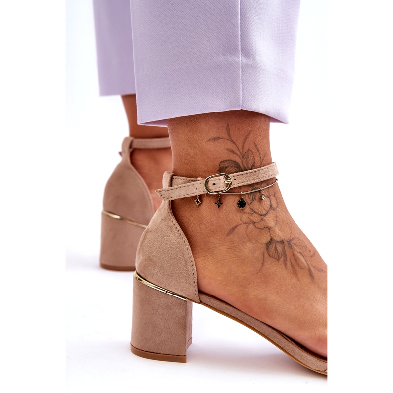 Sandales Sur Un Talon D'écurie Beige 2