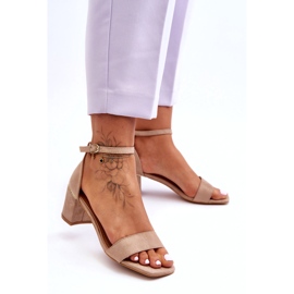 Sandales Sur Un Talon D'écurie Beige 4