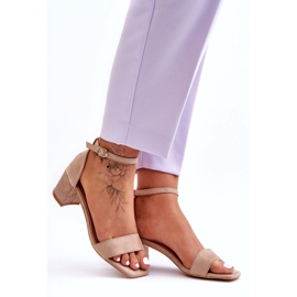 Sandales Sur Un Talon D'écurie Beige 3