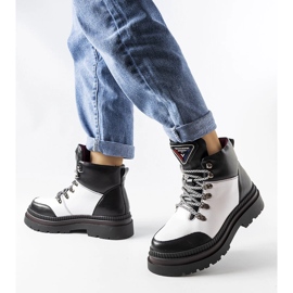 Bottes isolées noires et blanches de Solofra 1