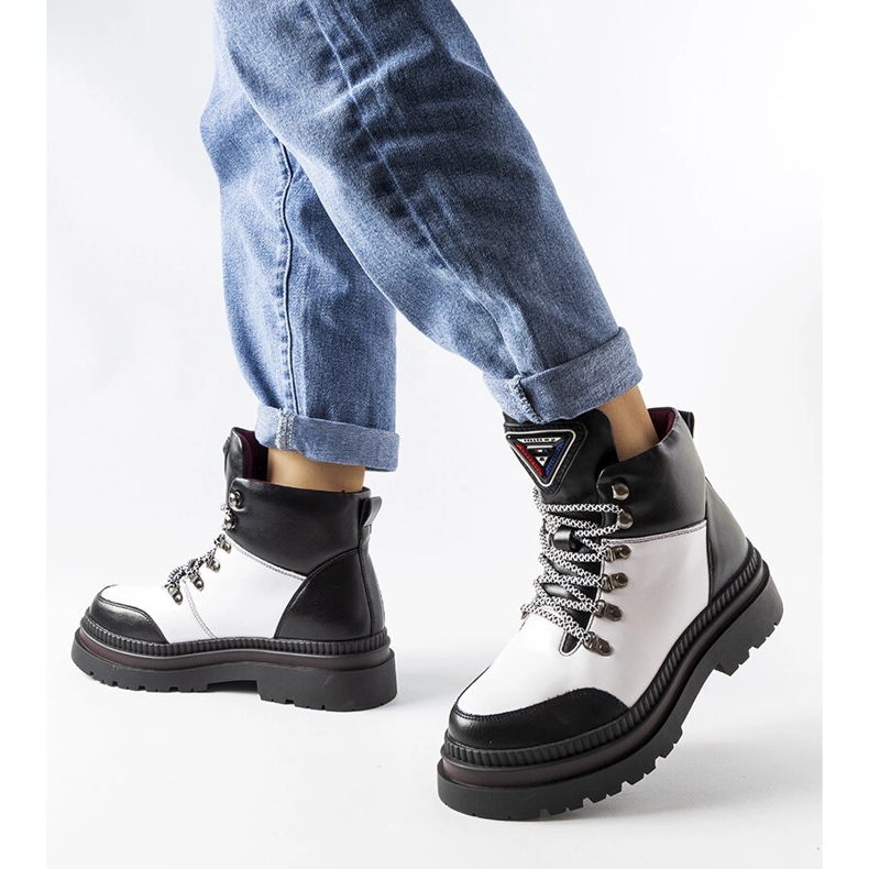 Bottes isolées noires et blanches de Solofra 1