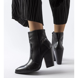 Bottines noires sur le poteau Kensley 1