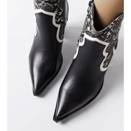 Des bottines noires sur le poteau Ezinet 1