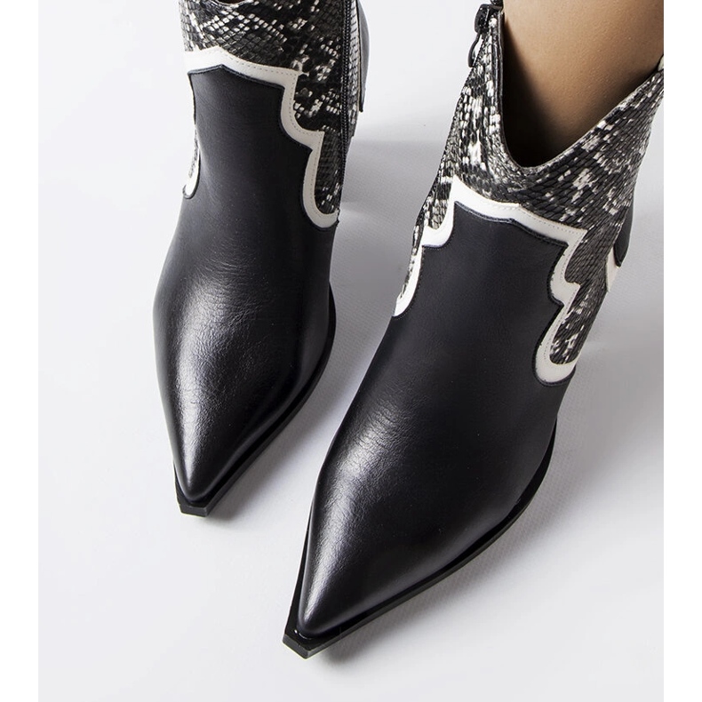 Des bottines noires sur le poteau Ezinet 1