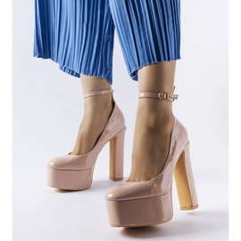 Escarpins vernis beiges à talons Colle 1 Escarpins vernis beiges à talons Colle 1