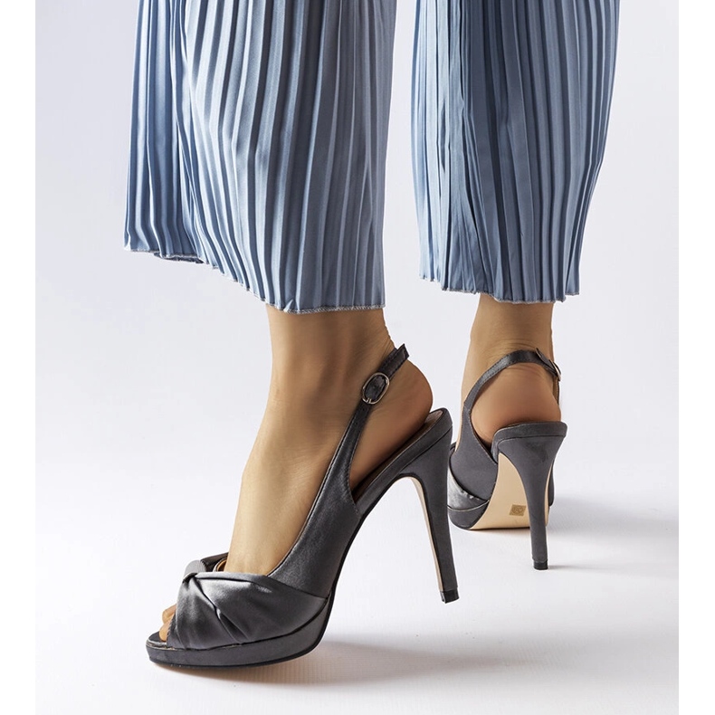 Sandales à talons gris foncé de Crispin 1