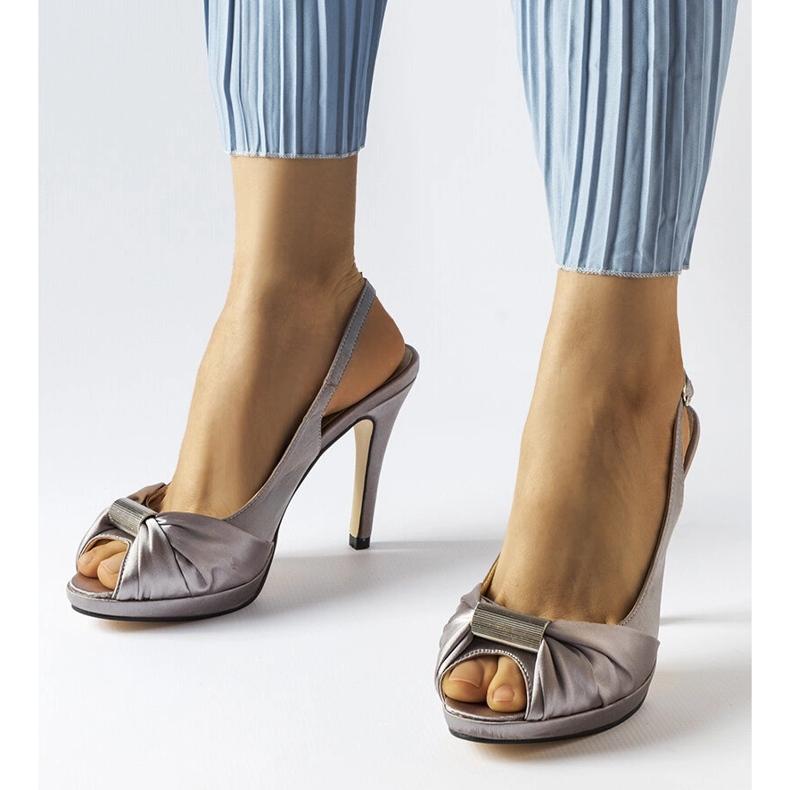 Sandales à talons gris clair de Crispin 1