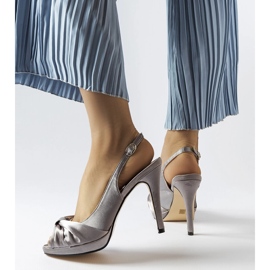 Sandales à talons gris clair de Crispin 2