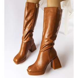 Bottes marron avec un poteau massif de Villanova brun 1 Bottes marron avec un poteau massif de Villanova brun 1