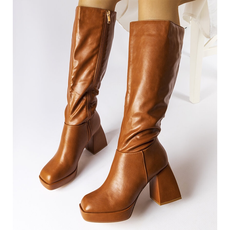 Bottes marron avec un poteau massif de Villanova brun 1 Bottes marron avec un poteau massif de Villanova brun 1