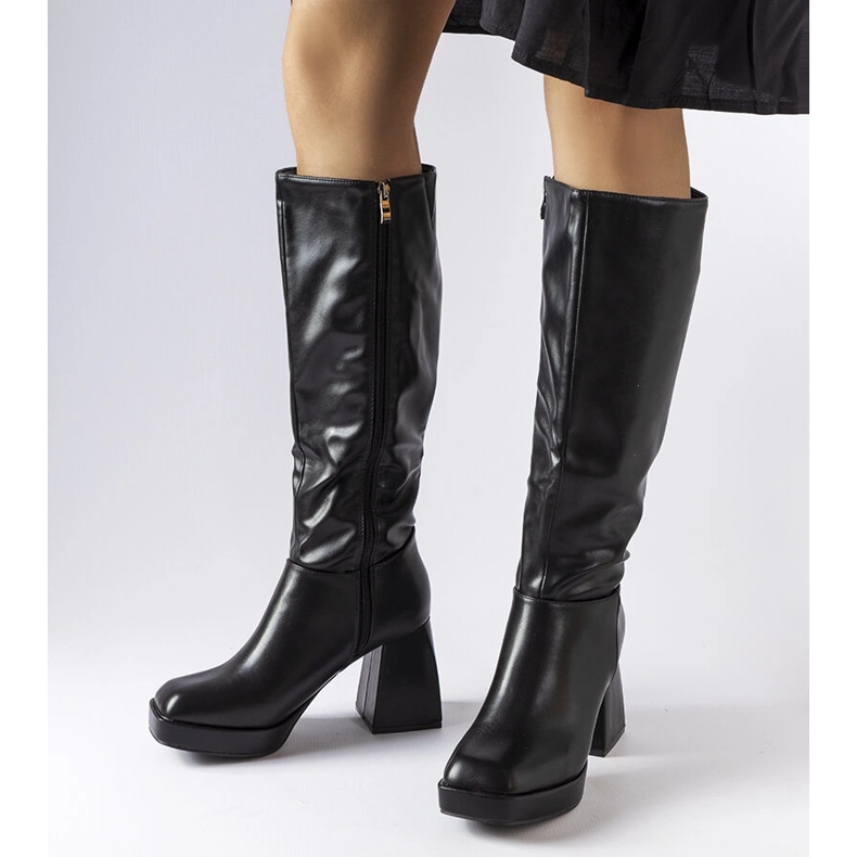 Bottes noires sur un poteau massif de Villanova 1