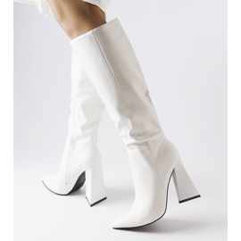 Bottes blanches Medicina sur le poteau 1