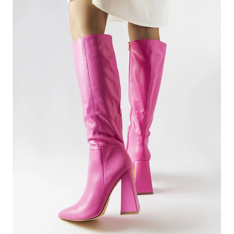 Bottes roses sur le poste Medicina 1