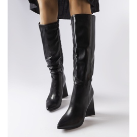 Bottes noires Medicina sur le poteau le noir 1