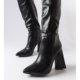 Bottes noires Medicina sur le poteau le noir 2 Bottes noires Medicina sur le poteau le noir 2