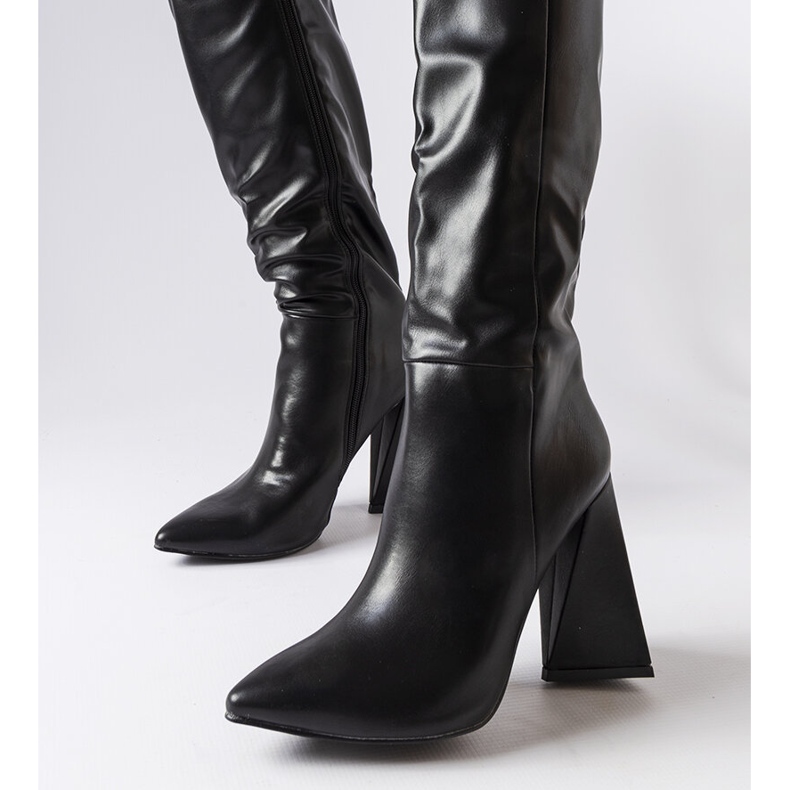 Bottes noires Medicina sur le poteau le noir 2